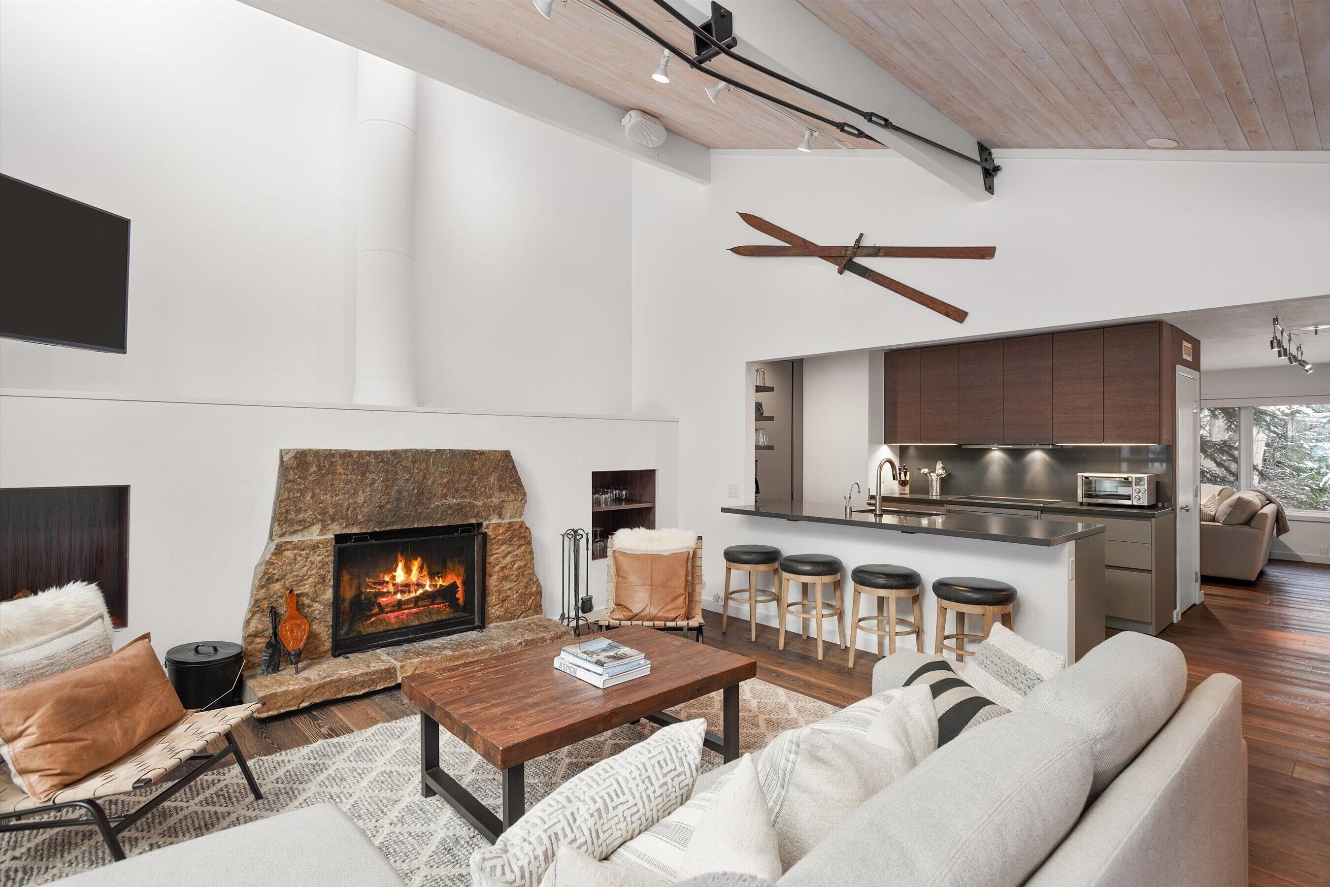 Smart TV, chimenea y videojuegos 