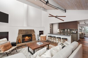 Smart TV, fireplace, video games - Aspen Core Luxe Getaway with Gondola Views (Aspen)