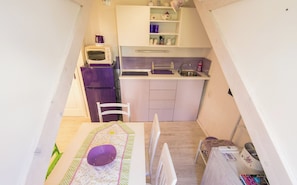 Refrigerador, microondas, tostadora y utensilios de cocina 
