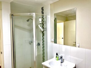 Shower, towels, soap, shampoo - Bright and beautiful 3bd house in central Gungahlin, sleep 6 FREE WiFi (Gungahlin)