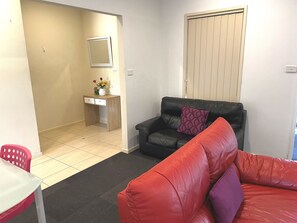 TV - Bright and beautiful 3bd house in central Gungahlin, sleep 6 FREE WiFi (Gungahlin)