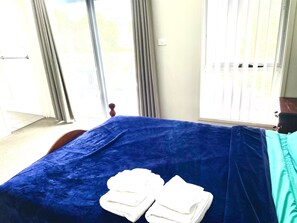 3 bedrooms, desk, iron/ironing board, free WiFi - Bright and beautiful 3bd house in central Gungahlin, sleep 6 FREE WiFi (Gungahlin)