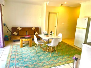 Dining - Bright and beautiful 3bd house in central Gungahlin, sleep 6 FREE WiFi (Gungahlin)