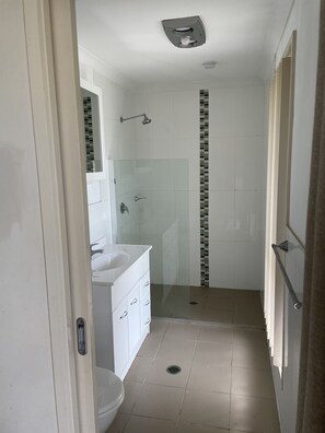 Douche, serviettes fournies, savon, shampoing