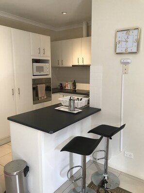 Fridge, microwave, oven, electric kettle - Bright and beautiful 3bd house in central Gungahlin, sleep 6 FREE WiFi (Gungahlin)