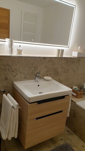 浴缸、吹风机、毛巾、肥皂