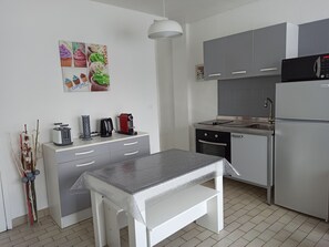 Kjøleskap, mikrobølgeovn, ovn og kokeplater