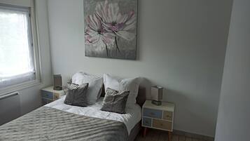 1 slaapkamer, een strijkplank/strijkijzer, gratis wifi, beddengoed