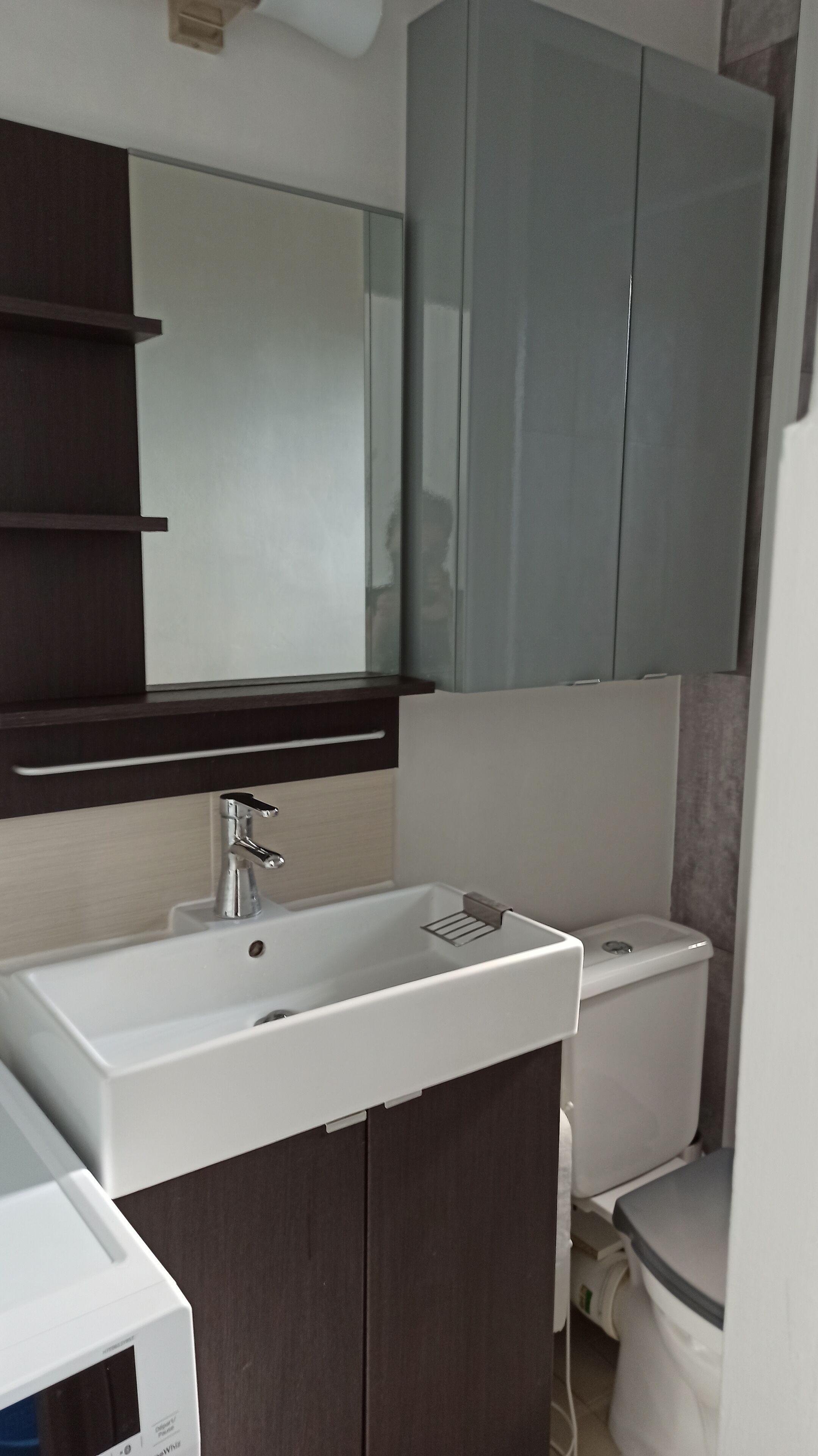 Een douche, een haardroger, handdoeken, zeep