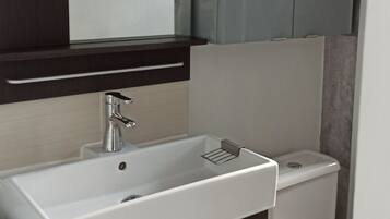 Een douche, een haardroger, handdoeken, zeep