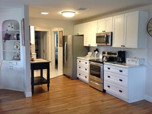 Kylskåp, mikrovågsugn, ugn och spishäll