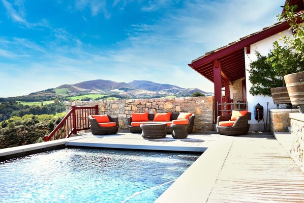 حمّام سباحة خارجي، حمّام سباحة مُدفَّأ