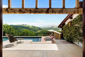 Outdoor pool, a heated pool - Spacious BAÏGURA studio, mountain views, direct access to pool & spa (Hasparren)