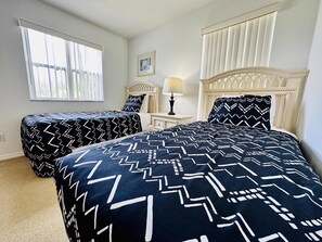 5 bedrooms, iron/ironing board, WiFi, bed sheets - Spacious and accommodating, with private pool, and easy access to Disney! (Davenport)