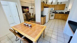 Dining - Charming Pool Home, with game room. 15 minutes from Disney parks. (Davenport)