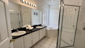 Hair dryer, towels - Charming Pool Home, with game room. 15 minutes from Disney parks. (Davenport)