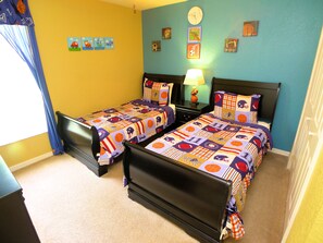 5 bedrooms, WiFi, bed sheets - Stunning, large Highlands Reserve with game room and pool! (Davenport)