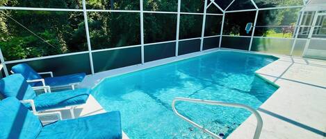 Piscina aquecida, espreguiçadeiras