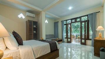 In-room safe, desk, iron/ironing board, free WiFi