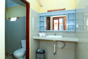 Deluxe-Doppelzimmer | Badezimmer | Dusche, kostenlose Toilettenartikel, Handtücher, Seife