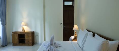 Quarto casal luxo | Cofres nos quartos, escrivaninha, ferros/tábuas de passar roupa