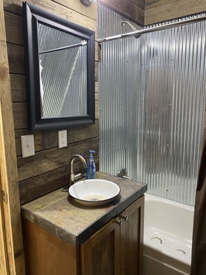 Ensemble baignoire-douche, serviettes fournies, papier de toilette
