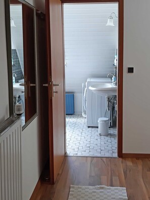 Suihku, hiustenkuivaaja, pyyhkeet, saippua