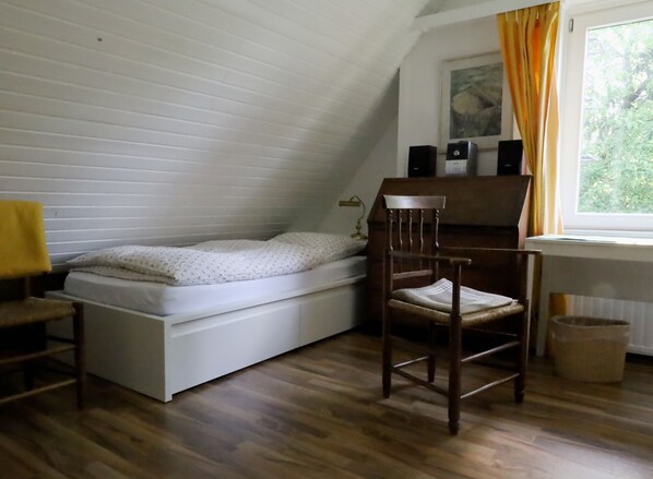 1 makuuhuone, työpöytä, Wi-Fi, vuodevaatteet