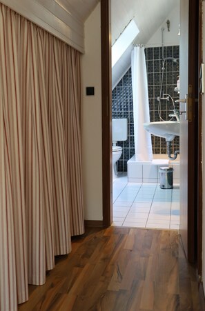 Unclassified image, 4 of 18, button