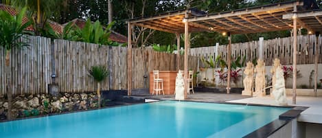 Piscina externa, funciona das 7h às 20h, guarda-sóis, espreguiçadeiras