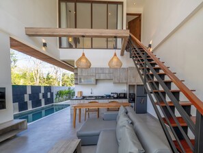 Deluxe villa, 2 slaapkamers, uitzicht op zwembad | Luxe beddengoed, een kluis op de kamer, individueel gedecoreerd