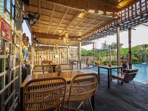 朝食、ランチ、ディナーに営業