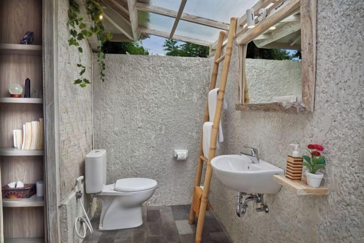 Bathroom | Free toiletries, hair dryer (on request), bidet, towels