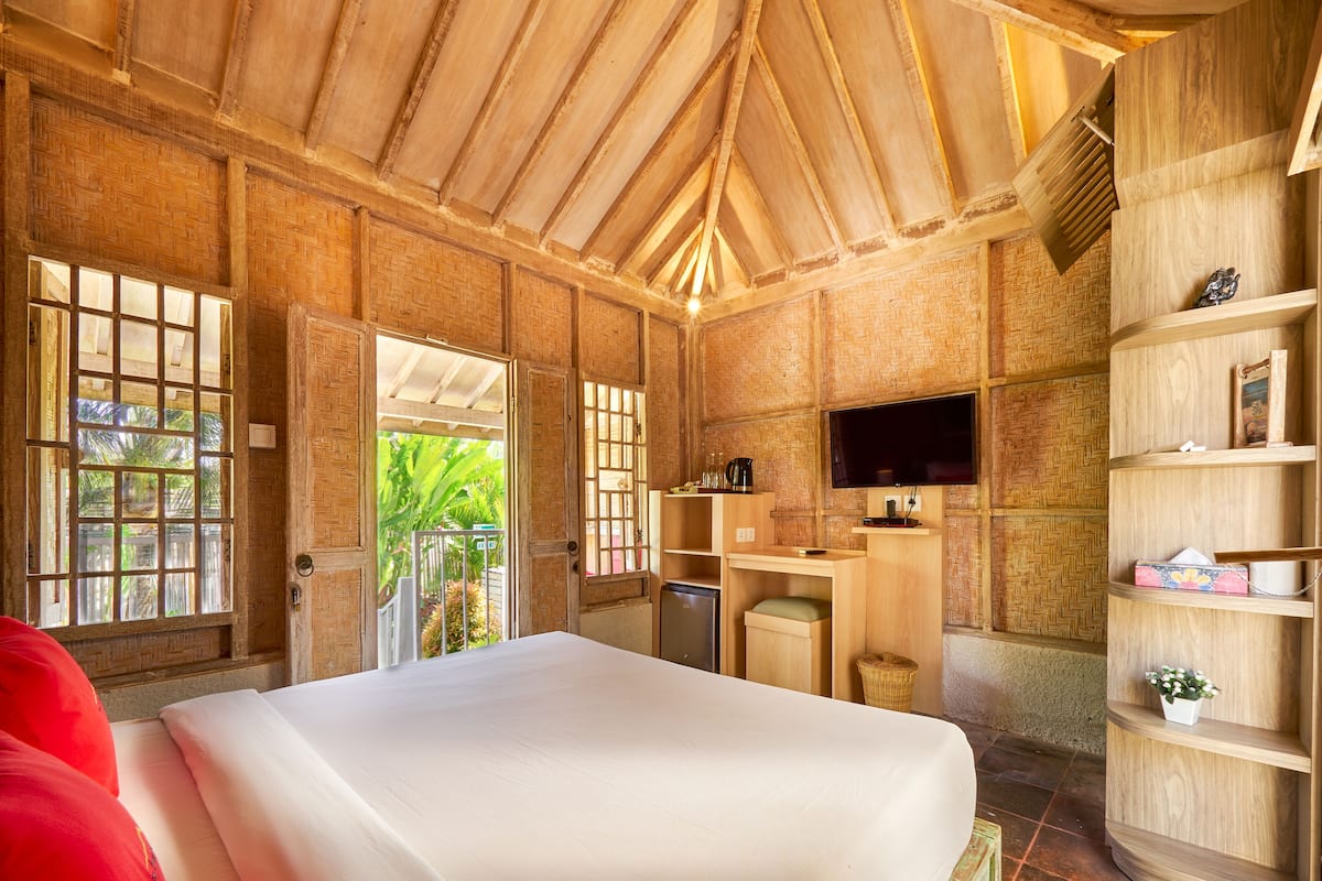 Classic Room, 1 Queen Bed, Balcony | 2 bedrooms, premium bedding, in-room safe, individually decorated