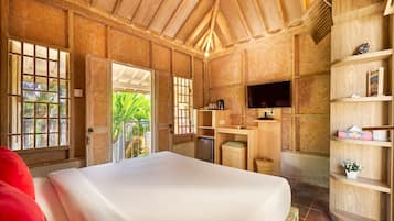 Classic Room, 1 Queen Bed, Balcony | Premium bedding, in-room safe, individually decorated