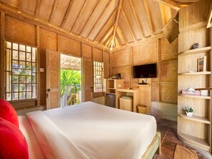 Habitación clásica, 1 cama de matrimonio, balcón | Ropa de cama de alta calidad, caja fuerte, decoración individual