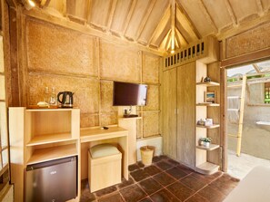 Habitación clásica, 1 cama de matrimonio, balcón | Ropa de cama de alta calidad, caja fuerte, decoración individual