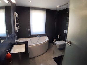 Hårtørrer, Sæbe, Toiletpapir