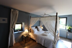 4 dormitoris, planxa i posts de planxar i un bressol de viatge 