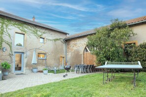 Outdoor dining - Gîte Godchure Côté Spa (Saint-Hubert)