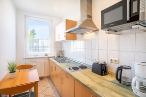 Køleskab, mikrobølgeovn, højstol