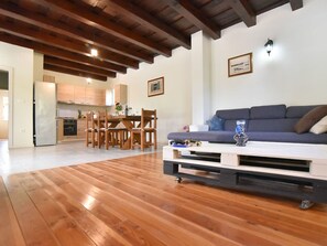 TV - Stunning private villa for 4 guests with A/C, WIFI, private pool, TV and terrace (Zadar)