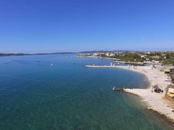 Beach - Wonderful private villa for 4 guests with WIFI, private pool, A/C, TV and terrace (Zadar)