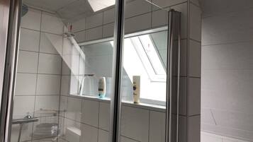 Dusche, Haartrockner, Handtücher, Seife