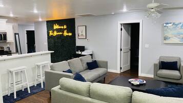 Älytelevisio, kirjoja, stereot, työhuone