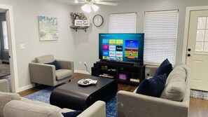 TV connectée, livres, chaîne hi-fi, espaces bureaux