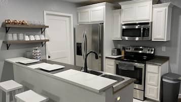 Køleskab, mikrobølgeovn, ovn, kogeplade