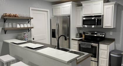 The Llama House Bentonville - Near I-49, EV Charging Station Cyclists Retreat