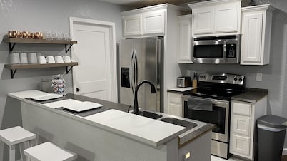 The Llama House Bentonville - Near I-49, EV Charging Station Cyclists Retreat