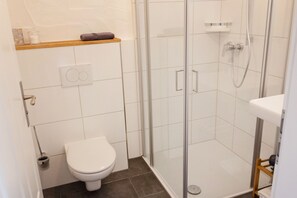 Doccia, asciugacapelli, asciugamani, sapone